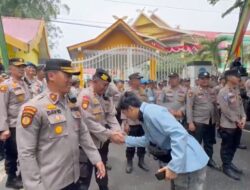 Demo Damai di DPRD Riau, Mahasiswa & Polisi Rekatkan Tali Persaudaraan