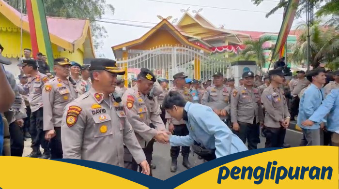 Demo Damai di DPRD Riau, Mahasiswa & Polisi Rekatkan Tali Persaudaraan