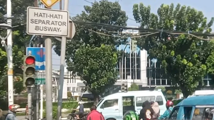 Lampu Lalin Jatinegara Kembali Beroperasi Usai Dirusak Massa, Arus Lalin Terpantau Lebih Tertib