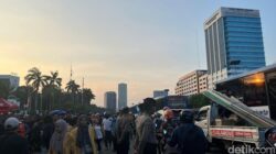 Demo Depan DPR: Lalin Jalan Gatot Subroto Arah Slipi Tersendat