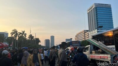 Demo Depan DPR: Lalin Jalan Gatot Subroto Arah Slipi Tersendat