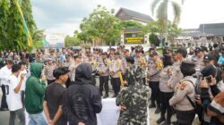 Aliansi Mahasiswa Demo DPRD Rohul, Kapolres Apresiasi Massa Tertib – Update 1