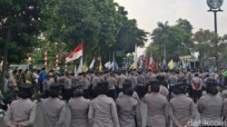 Mahasiswa “Bunuh” Ritel Modern, Kini Gelar Aksi di Depan Istana Bogor! 🛠️