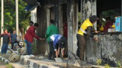 Polwan Ditlantas PMJ Bersama Mahasiswa Bersih-bersih Pospol Rusak Akibat Kericuhan,peringati HUT ke-77