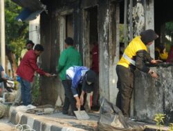 Polwan Ditlantas PMJ Bersama Mahasiswa Bersih-bersih Pospol Rusak Akibat Kericuhan,peringati HUT ke-77