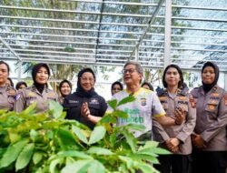 Rocky Gerung: Polwan Polda Riau Jadi Contoh Damai Negeri