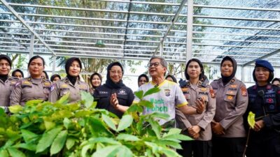Rocky Gerung: Polwan Polda Riau Jadi Contoh Damai Negeri