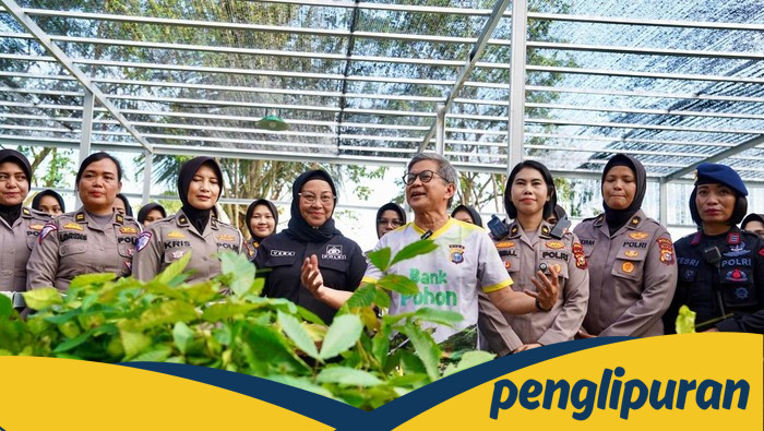 Rocky Gerung: Polwan Polda Riau Jadi Contoh Damai Negeri