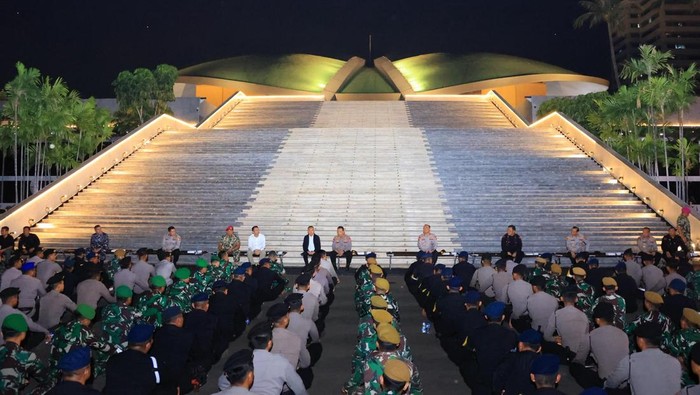 **Kapolri Sigit Gelar Makan Bareng 320 Personel TNI-Polri, Berikan Arahan Khusus soal Penanganan Massa**