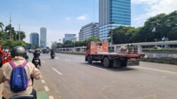 **Situasi Terkini Kawasan Sekitar Gedung DPR, Jalan Dibuka-Lalin Lancar: Suasana Kondusif di Jakarta Pusat**