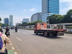 **Situasi Terkini Kawasan Sekitar Gedung DPR, Jalan Dibuka-Lalin Lancar: Suasana Kondusif di Jakarta Pusat**