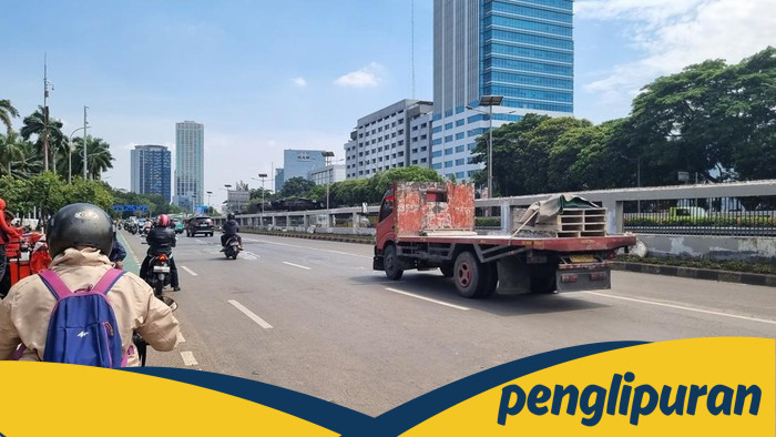 **Situasi Terkini Kawasan Sekitar Gedung DPR, Jalan Dibuka-Lalin Lancar: Suasana Kondusif di Jakarta Pusat**