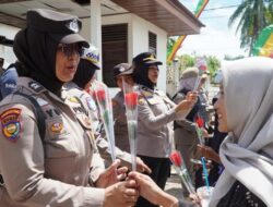 **Aksi Damai Mahasiswa di DPRD Rohul, Polisi Bagikan Mawar ke Pedemo**