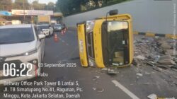 Truk Muatan Keramik Terbalik di Tol JORR, Muatan Berserakan di Arah Pasar Rebo