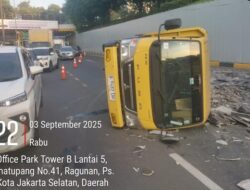 Truk Muatan Keramik Terbalik di Tol JORR, Muatan Berserakan di Arah Pasar Rebo