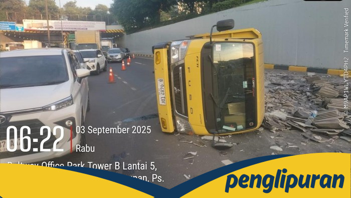 Truk Muatan Keramik Terbalik di Tol JORR, Muatan Berserakan di Arah Pasar Rebo
