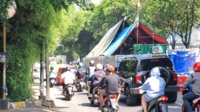 “Macet Mencekam di TB Simatupang: Galian Pagi Ini Bikin Warga Seumur Hidup!”