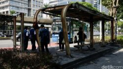 Warga Curhat Perjalanan ke Kantor Terhambat, Halte TransJ Rusak Akibat Ricuh!