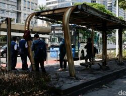 Warga Curhat Perjalanan ke Kantor Terhambat, Halte TransJ Rusak Akibat Ricuh!