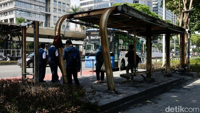 Warga Curhat Perjalanan ke Kantor Terhambat, Halte TransJ Rusak Akibat Ricuh!