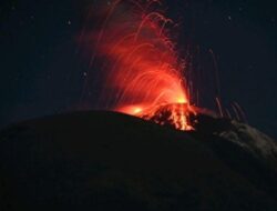 [Gunung Ili Lewotolok di NTT Erupsi, Lontarkan Pijar Api]