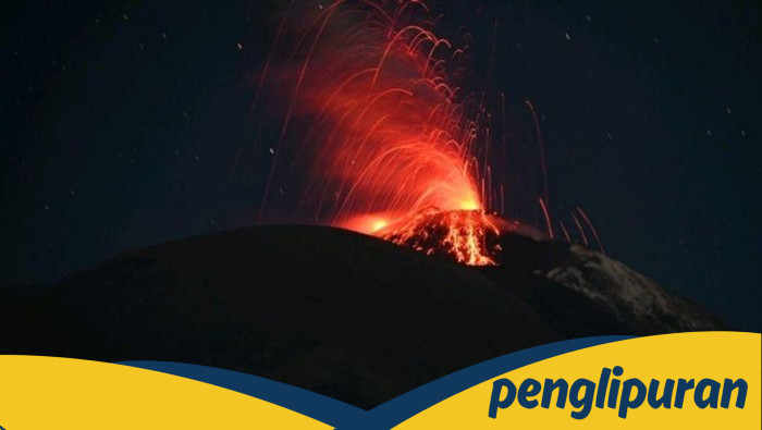 [Gunung Ili Lewotolok di NTT Erupsi, Lontarkan Pijar Api]