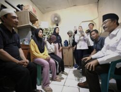 “Kunjungi Keluarga Affan, Mensos Sampaikan Duta-Beri Santunan Kematian: Misi Kemanusiaan atau Reaksi Politik?”