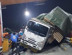 Truk Rem Blong di GT Ciawi 2, 1 Orang Terluka, Evakuasi Berlangsung