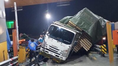 Truk Rem Blong di GT Ciawi 2, 1 Orang Terluka, Evakuasi Berlangsung