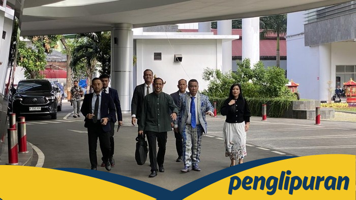 Didampingi Hotman Paris, Nadiem Makarim Hadiri Pemeriksaan Kejagung Hari Ini - Alternatif 1