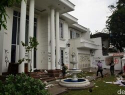 Warga Kembalikan Kasur yang Dijarah dari Rumah Uya Kuya, Tapi Pertanyaan Besar Muncul!