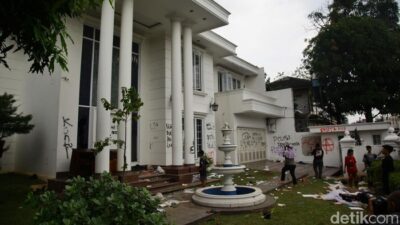Warga Kembalikan Kasur yang Dijarah dari Rumah Uya Kuya, Tapi Pertanyaan Besar Muncul!