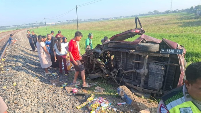 **Viral Narasi Mobil Dijarah Usai Tertabrak KA di Kendal, Ini Faktanya**