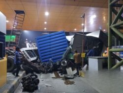 Kejadian Lagi, Gerbang Tol Ciawi Ringsek Ditabrak Truk Diduga Rem Blong: Analisis Teknis Kecelakaan