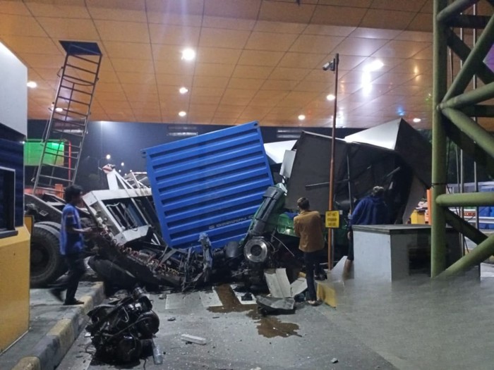 Kejadian Lagi, Gerbang Tol Ciawi Ringsek Ditabrak Truk Diduga Rem Blong: Analisis Teknis Kecelakaan