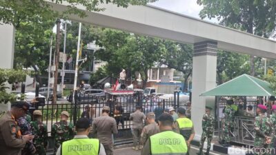 **Massa Demo DPRD DKI Jakarta, Minta Transparansi Tunjangan Rumah Rp 70 Juta**