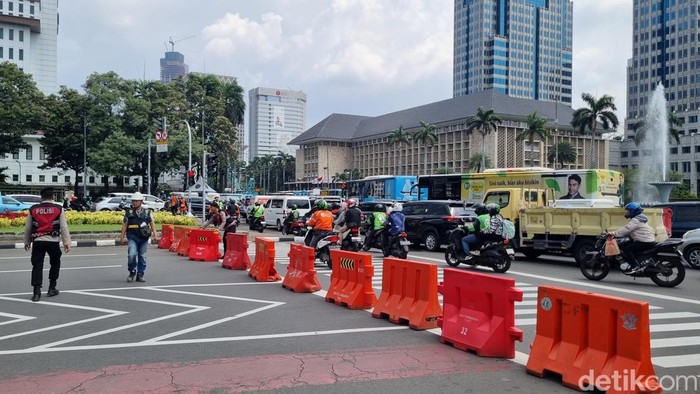 Demo Buruh di Patung Kuda Jakpus: Jalan Medan Merdeka Selatan Ditutup, Sebagian Lalu Lintas Terganggu