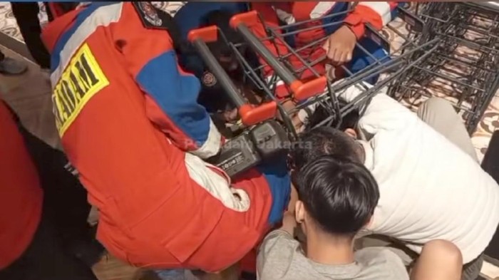 Balita Terjebak Troli, Damkar Beraksi Cepat di Supermarket Jakbar!