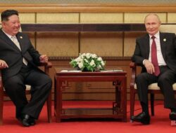 **Petugas Korut Lap Kursi Kim Jong Un Usai Bertemu Putin, Inilah Alasan Kesehatannya Terjaga**