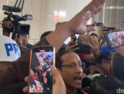 Nadiem Makarim, Mantan Menteri Dikbud, Ditahan Kejagung: Penampakan Yang Mengejutkan!
