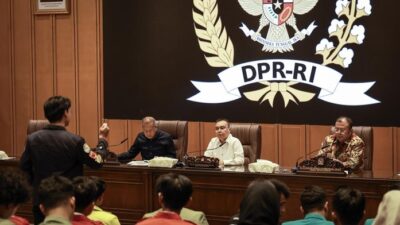 **”Dialog DPR-Mahasiswa: Terobosan Baru dalam Komunikasi Politik”**
