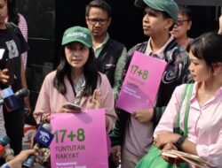 **Abigail Dkk Minta Bukti Konkret DPR, 17+8 Tuntutan Rakyat di Depan Gerbang Pancasila**