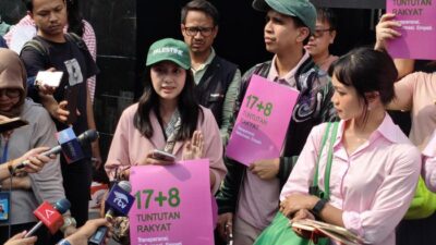 **Abigail Dkk Minta Bukti Konkret DPR, 17+8 Tuntutan Rakyat di Depan Gerbang Pancasila**