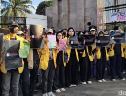 **Aksi Damai di DPR: BEM SI Ramai-Ramai Angkat Poster ‘Selamatkan Indonesia’**