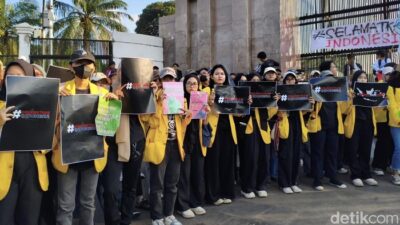 **Aksi Damai di DPR: BEM SI Ramai-Ramai Angkat Poster ‘Selamatkan Indonesia’**