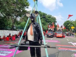 Demo di Patung Kuda: Massa Buruh Gantung Patung Tikus Berdasi, Protes Heboh!