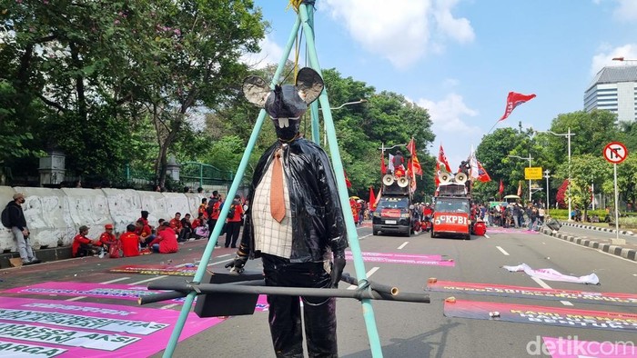 Demo di Patung Kuda: Massa Buruh Gantung Patung Tikus Berdasi, Protes Heboh!