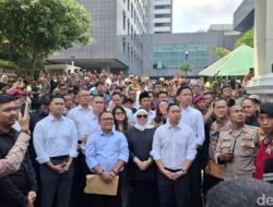 **Massa Demo Mendesak DPRD DKI Evaluasi Tunjangan Rp 70 Juta, Anggota DPRD: Transparansi Akan Dilakukan**