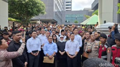 **Massa Demo Mendesak DPRD DKI Evaluasi Tunjangan Rp 70 Juta, Anggota DPRD: Transparansi Akan Dilakukan**