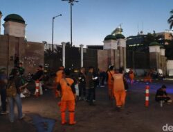 Massa BEM SI Tertib Bubar dari Depan DPR, Tabur Bunga Sebelumnya!